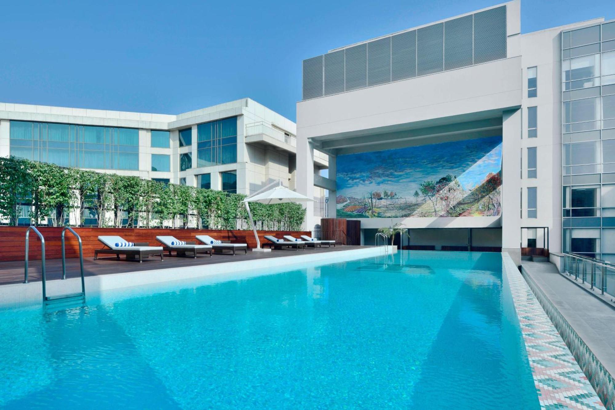 Aloft New Delhi Aerocity Exterior foto The swimming pool at the hotel