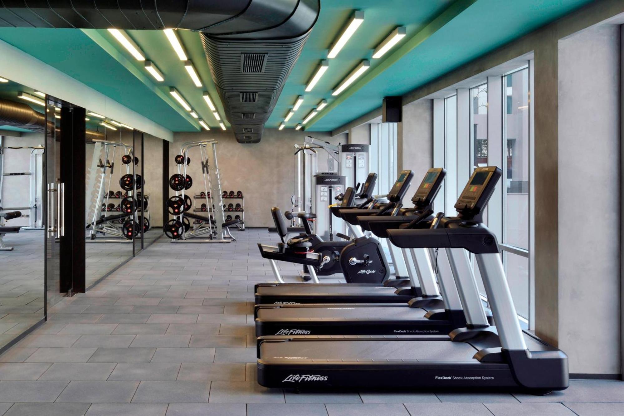 Aloft New Delhi Aerocity Exterior foto The gym at the 100 North Main
